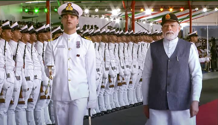 দেশীয় প্রযুক্তিতে তৈরি প্রথম বিমানবাহী রণতরী এটি। ভারতের নৌ-ইতিহাসে এই প্রথম এত বড় যুদ্ধজাহাজ তৈরি হয়েছে।  শুক্রবার সকালে কেরলের কোচিতে একটি অনুষ্ঠানের মাধ্যমে নতুন এই বিমানবাহী যুদ্ধজাহাজের যাত্রা শুরু হয়। ছবি: পিটিআই
