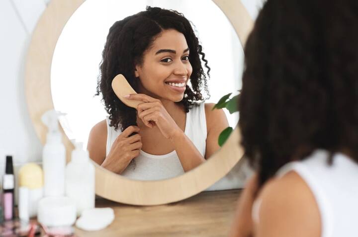 বিশেষজ্ঞরা জানাচ্ছেন, বহু ক্ষেত্রেই আমাদের ভেজা চুল আঁচড়ে ফেলতে হয়। বা অনেকেরই অভ্যাস থাকে ভেজা চুল আঁচড়ানোর। এর ফলে সরু দাঁড়াওয়ালা চিরুনি ব্যবহার করলে প্রচুর পরিমাণে চুল ওঠে।