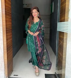 Anushka Sen Pics: ਹਰੇ ਰੰਗ ਦੇ ਸੂਟ, ਲਾਲ ਲਿਪਸਟਿਕ ਤੇ ਕਾਲੀ ਬਿੰਦੀ 'ਚ ਬੇਹੱਦ ਸੁੰਦਰ ਨਜ਼ਰ ਆਈ ਅਨੁਸ਼ਕਾ ਸੇਨ, ਵੇਖੋ ਤਸਵੀਰਾਂ