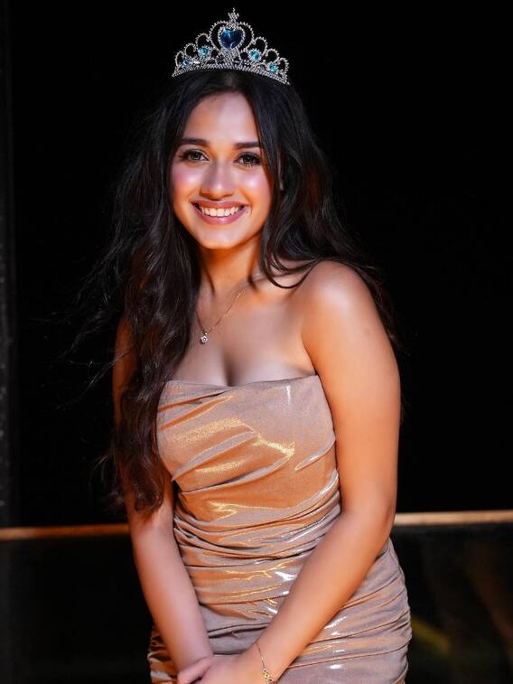 ताज पहने जन्नत की हूर जैसी दिखीं जुबैर