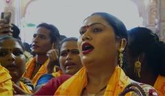 Pune Ganeshotsav 2022: तृतीयपंथी महिलांकडून दगडूशेठ गणपतीची आरती; पारंपारिक वेशात तृतीयपंथी महिलांची हजेरी