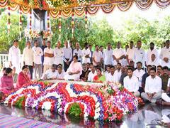 YSR Death Anniversary: వైఎస్ఆర్ వర్ధంతి సందర్భంగా కుటుంబ సభ్యుల ఘన నివాళి!