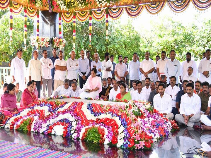 YSR Death Anniversary: దివంగత ముఖ్యమంత్రి వైఎస్‌ రాజశేఖర్‌రెడ్డి వర్ధంతి సందర్భంగా వైఎస్సార్ ఘాట్ వద్ద సీఎం జగన్ నివాళులు అర్పించారు. కుటుంబసభ్యులతో కలిసి  ప్రత్యేక ప్రార్థనల్లో పాల్గొన్నారు.