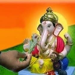 ગણેશ ચતુર્થીના દિવસે ગણપતિ સ્થાપિત કર્યા પછી તેની વિધિવત પૂજા કરો. વિધ્નહર્તાને દુર્વા અતિ પ્રિય છે. એવું માનવામાં આવે છે કે દુર્વા ચઢાવવાથી ભગવાન ગણેશ જલ્દી પ્રસન્ન થાય છે અને તેમની બધી મનોકામનાઓ પૂર્ણ થાય છે. દુર્વા એક પ્રકારનું ઘાસ છે, જેને દૂબ, અમૃતા, અનંતા, મહાઔષધિ તરીકે પણ ઓળખવામાં આવે છે.