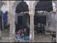 विकास के दावों की पोल खोलता अमरोहा का यह प्राइमरी स्कूल, बांस-पन्नी से बनी छत के नीचे पढ़ने को मजबूर हैं छात्र