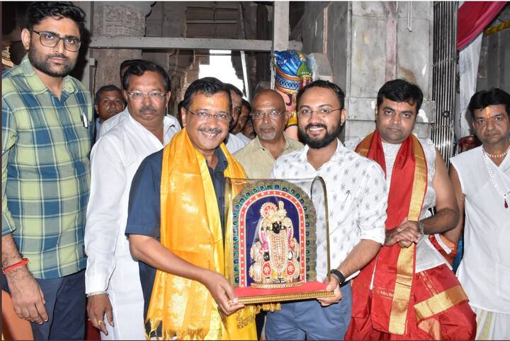અરવિંદ કેજરીવાલ સાથે ગુજરાત આપ પ્રમુખ ગોપાલ ઈટાલીયા અને ઈશુદાન ગઢવી હાજર રહ્યા હતા.