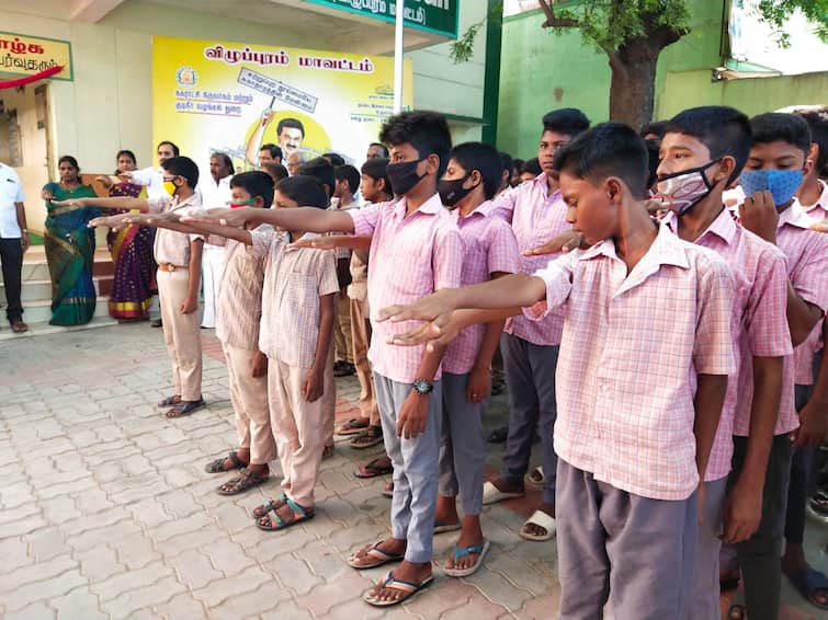 closure of vocational education in tamilnadu government schools; know in detail அரசுப்பள்ளிகளில் தொழிற்கல்வி பாடப்பிரிவுகள் மூடல்; பின்னணி என்ன?