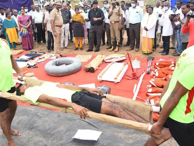 rehearsal of rescue operations to be carried out in times of calamity karur வெள்ளத்தில் சிக்கியவர்களை கையில் கிடைக்கும் பொருட்களைக் கொண்டு எவ்வாறு காப்பாற்றுவது..?