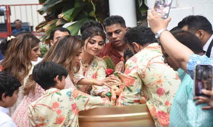 शिल्पाच्या घरी बाप्पासाठी आकर्षक सजावट करण्यात आली होती.