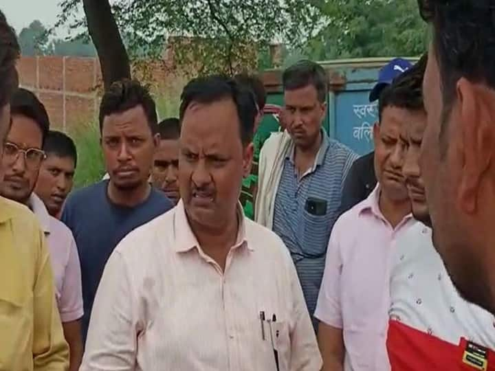 UP News Nagar Palika Parishad EO Angry on Journalist for Questioning about Garbage Dump in Village in Ballia ann Ballia News: शहर का कचरा गांव में गिराने का ग्रामीणों ने किया विरोध, सवाल पूछने पर पत्रकार पर भड़के नगर पालिका के अधिकारी