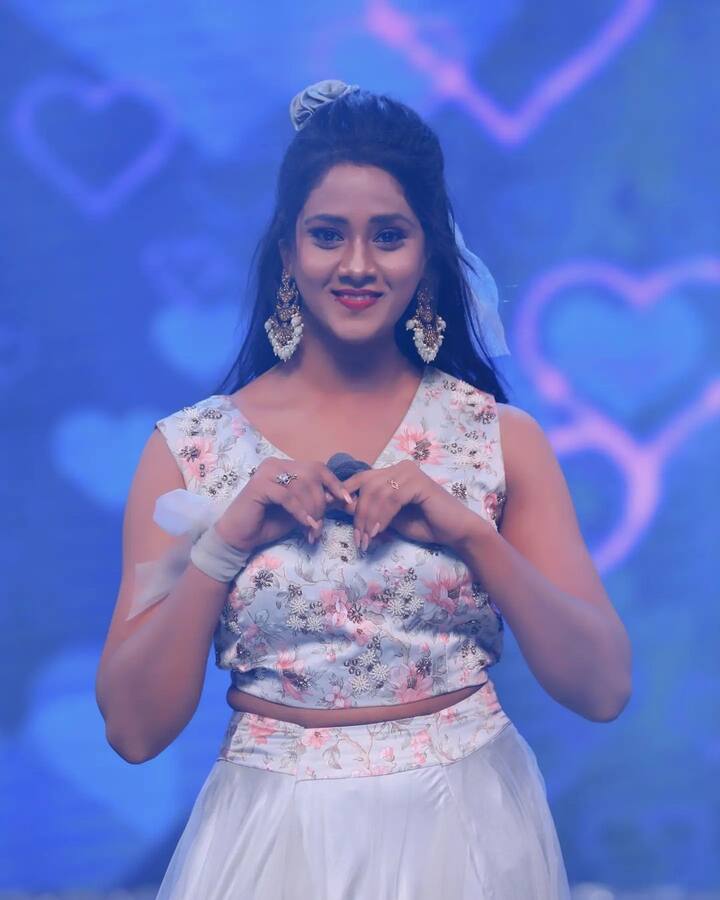 ప్రమాదంలో తల్లిదండ్రులను,అన్నయ్యను కోల్పోయిన ఈమె చాలా బాధను చవిచూసింది. తనకు తానె సర్దిచెప్పుకుని, గ్రాడ్యుయేషన్ పూర్తయ్యాక నటనపై ఉన్న ఆసక్తితో కన్నడ ఇండస్ట్రీలో అడుగుపెట్టిన కీర్తి రెండు సినిమాలు,మూడు సీరియల్స్ లో నటించి మంచి గుర్తింపు తెచ్చుకుంది.