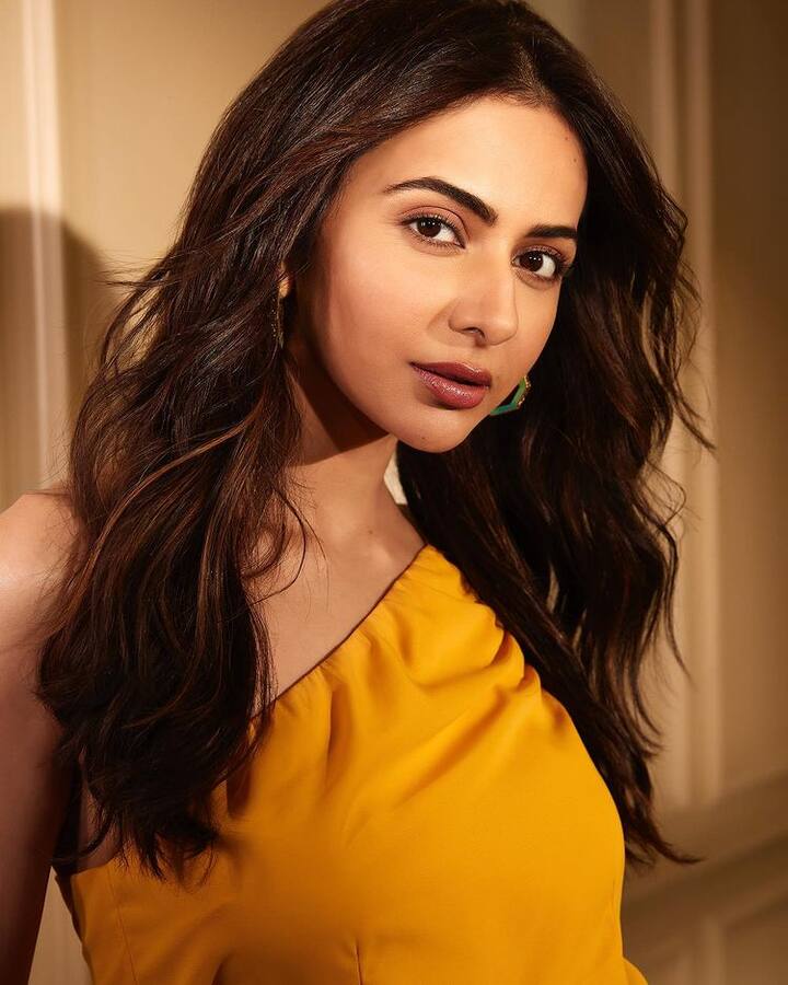 Rakul Preet Singh Photos:બૉલીવુડ એક્ટ્રેસ રકુલ પ્રીત સિંહ હાલમાં ખુબ ચર્ચામાં છે, તેને પોતાના ઓફિશિયલ ઇન્સ્ટાગ્રામ પર કેટલીક તસવીરો શેર કરી છે. જેમાં તે એકદમ કૂલ એન્ડ બૉલ્ડ લાગી રહી છે.
