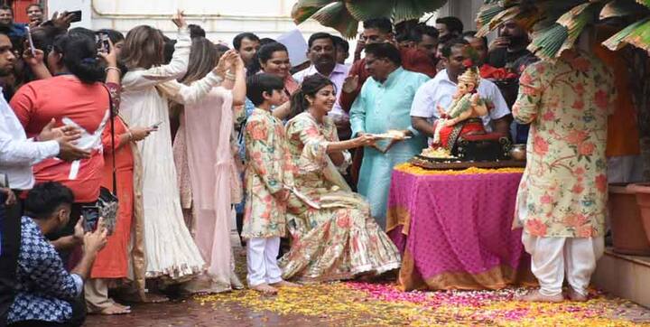 अनेक बॉलिवूड सेलिब्रिटी शिल्पाच्या घरी बाप्पाच्या दर्शनासाठी गेलेले दिसून आले.