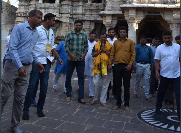 Arvind Kejriwal PHOTO: દ્વારકામાં આજે દિલ્હીના સીએમ અને આપ પાર્ટીના નેતા અરવિંદ કેજરીવાલે જાહેર સભા યોજી ખેડૂતો રોજગારી સહિતનાં વિવિધ મુદ્દે જાહેરાતો કરી.