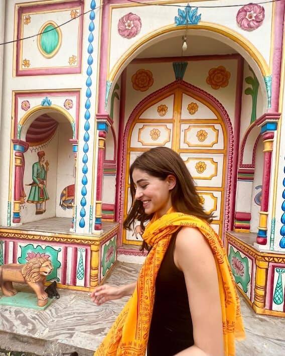 અનન્યા પાંડેની ફિલ્મ 'લાઇડગર' થિયેટરોમાં કાચબાની ગતિએ ચાલી રહી છે. અનન્યા સોશિયલ મીડિયા પર ઘણી એક્ટિવ રહે છે. થોડા સમય પહેલા તેણે પોતાની કેટલીક તસવીરો શેર કરી છે જેમાં તે મથુરામાં જોવા મળી રહી છે.