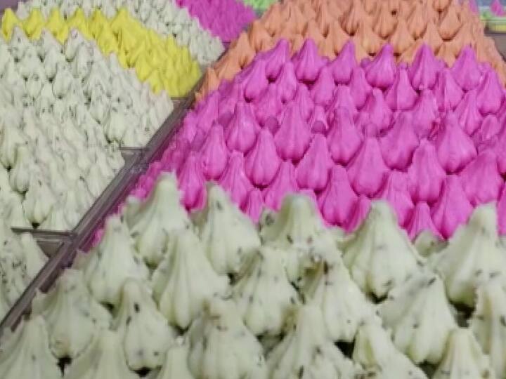 मोदक एक भारतीय मिठाई है जो कई भारतीय राज्यों और संस्कृतियों में लोकप्रिय है. हिंदू और बौद्ध मान्यताओं के अनुसार, इसे भगवान गणेश और बुद्ध के पसंदीदा व्यंजनों में से एक माना जाता है.