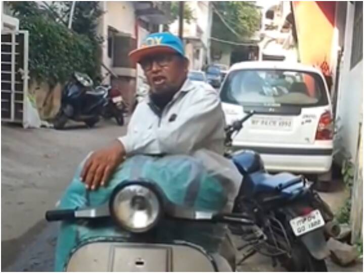 Watch: सोशल मीडिया पर वायरल हुआ 'भोपाली नमकीन वाला', वीडियो में देखिए इसका निराला अंदाज़ bhopali namkeen wala video viral on social media Watch: सोशल मीडिया पर वायरल हुआ 'भोपाली नमकीन वाला', वीडियो में देखिए इसका निराला अंदाज़