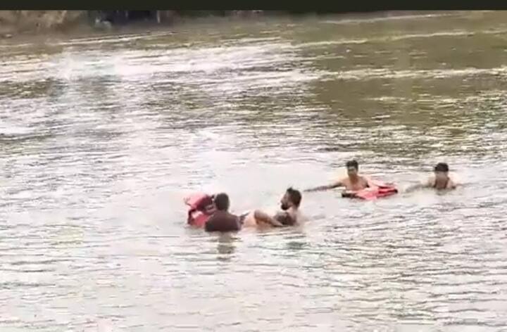 MP News Vidisha Betwa river Home Guard jawans rescued three people including BJP district president from drowning ANN Vidisha News: बेतवा नदी में नहाते समय डूबे बीजेपी जिला अध्यक्ष समेत तीन लोग, होमगार्ड जवानों ने बचाया