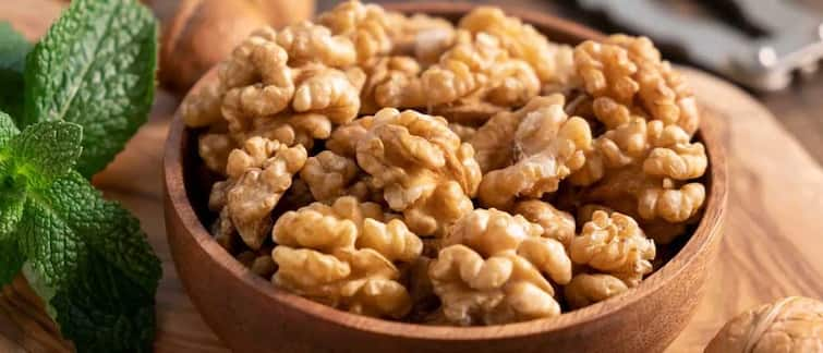 Walnut For Health: Do you know how many walnuts in a day are beneficial for the body, should it be soaked or not? Walnut For Health : ਕੀ ਤੁਸੀਂ ਜਾਣਦੇ ਹੋ 1 ਦਿਨ ਵਿੱਚ ਕਿੰਨੇ ਅਖਰੋਟ ਖਾਣੇ ਸਰੀਰ ਲਈ ਫਾਇਦੇਮੰਦ, ਕੀ ਇਸ ਨੂੰ ਭਿਓਂ ਕੇ ਰੱਖਣਾ ਚਾਹੀਦਾ ਹੈ ਜਾਂ ਨਹੀਂ ?