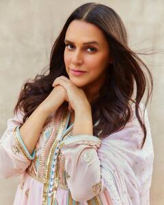 पिंक सूट में Neha Dhupia को देख फैंस को आया प्‍यार, मुस्‍कान पर हार बैठे दिल