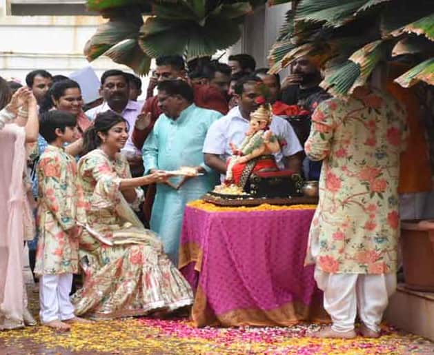 बाप्पाचं विसर्जन करताना शिल्पाच्या चेहऱ्यावर एक वेगळाच आनंद दिसत होता.