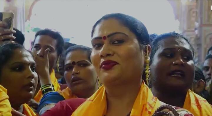 बाप्पाचा आशिर्वाद घेतल्यानंतर सगळ्या महिलांच्या चेहऱ्यावर आनंद झळकत होता.