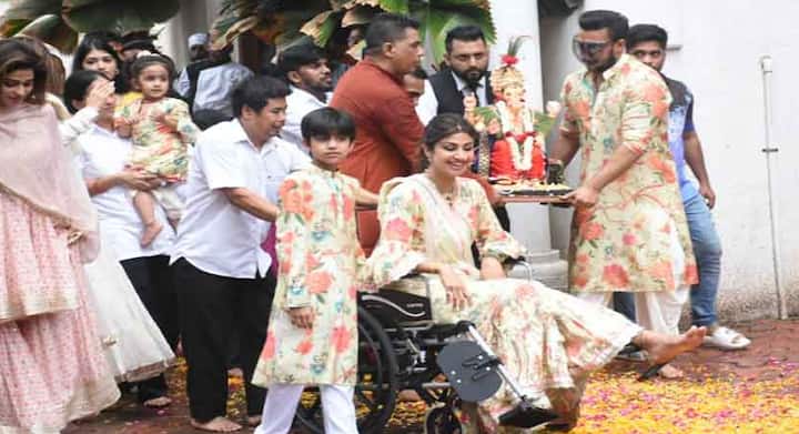 फोटोत शिल्पा व्हील चेअरवर बसलेली दिसून येत आहे.