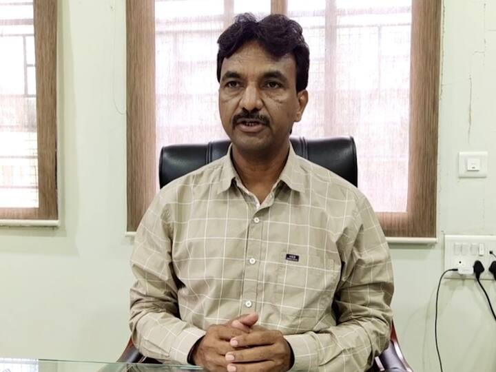 त्यामुळे राज्यातील पशुपालक सध्या चिंतेत आहेत. राज्य पशुसंवर्धन विभागाकडून लम्पी आजार नियंत्रणात आणण्यासाठी विशेष प्रयत्न केले जातायेत. नेमकी या आजाराची लक्षणे काय आहेत, पशुपालकांनी काय काळजी घ्यायला हवी.