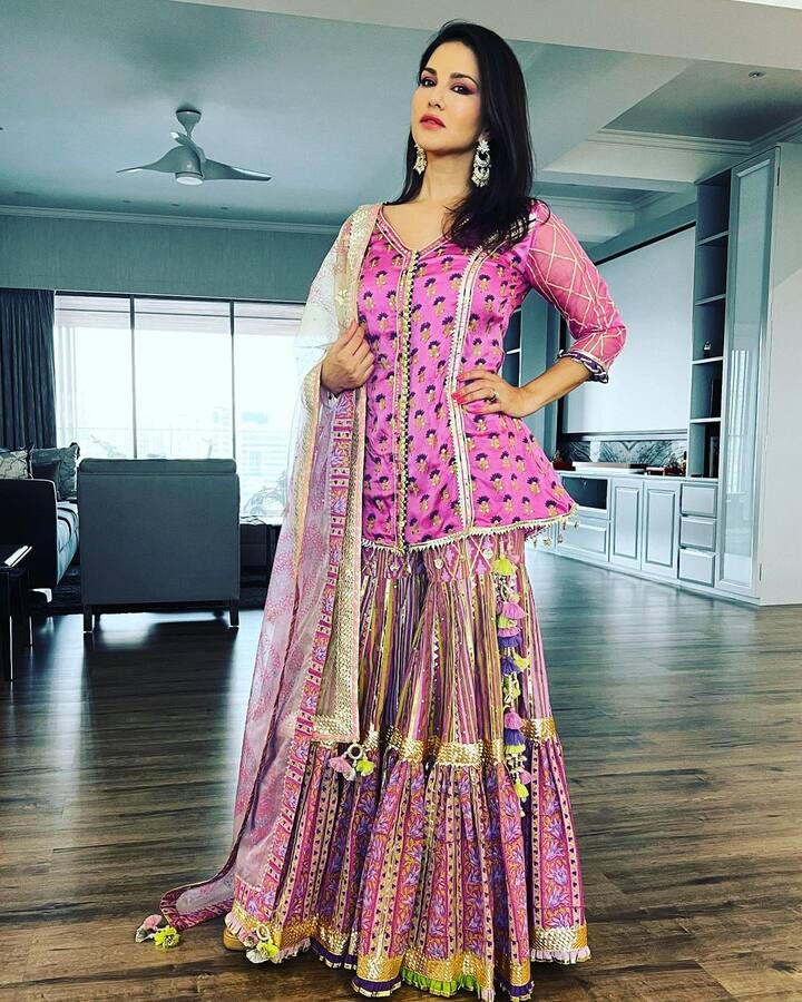सनी फिल्‍म इंडस्‍ट्री में अपनी एक खास जगह बनाने में कामयाब रही है. उनके अतीत को देखते हुए ये सफर आसान नहीं रहा है.