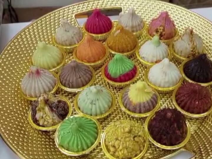 कैसे बनती है मोदक: मोदक भगवान गणेश की पसंदीदा मिठाई है. मोदक एक भारतीय मिठाई है. अंदर की मीठी फिलिंग में चावल के आटे की बाहरी परत के साथ नारियल और गुड़ होता का इस्तेमाल होता है. गणेश चतुर्थी के समय मोदक का विशेष स्थान होता है. प्रसाद में 21 मोदक चढ़ाए जाते हैं.