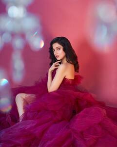 महरुन फ्रिल गाउन पहन बला की खूबसूरत लगीं Divya Khosla Kumar, दिलकश अंदाज़ देख आपको भी हो जाएगा प्यार !