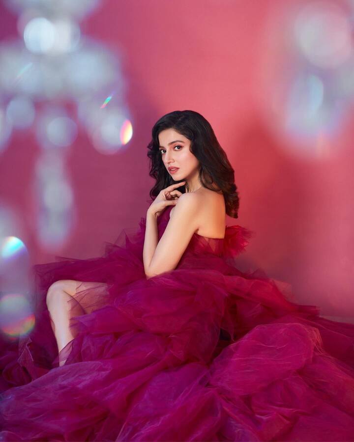 दिव्या खोसला कुमार ने इंस्टाग्राम पर अपनी कुछ लेटेस्ट तस्वीरें शेयर की हैं, जिनमें उनका बेहद खूबसूरत अंदाज़ देखने को मिल रहा है.