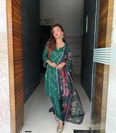 Anushka Sen Pics: ਹਰੇ ਰੰਗ ਦੇ ਸੂਟ, ਲਾਲ ਲਿਪਸਟਿਕ ਤੇ ਕਾਲੀ ਬਿੰਦੀ 'ਚ ਬੇਹੱਦ ਸੁੰਦਰ ਨਜ਼ਰ ਆਈ ਅਨੁਸ਼ਕਾ ਸੇਨ, ਵੇਖੋ ਤਸਵੀਰਾਂ