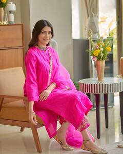 Karishma Tanna Pics: गुलाबी रंग में रंगी नजर आईं करिश्मा तन्ना, सादगी भरे अंदाज में भी लगीं बेहद खूबसूरत