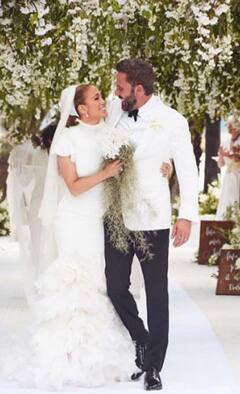 Jennifer Lopez Wedding Photos: शादी के दिन कुछ इस तरह बेन अफ्लेक में खोई थीं जेनिफर लोपेज, तस्वीरों में देखिए ये खूबसूरत कपल