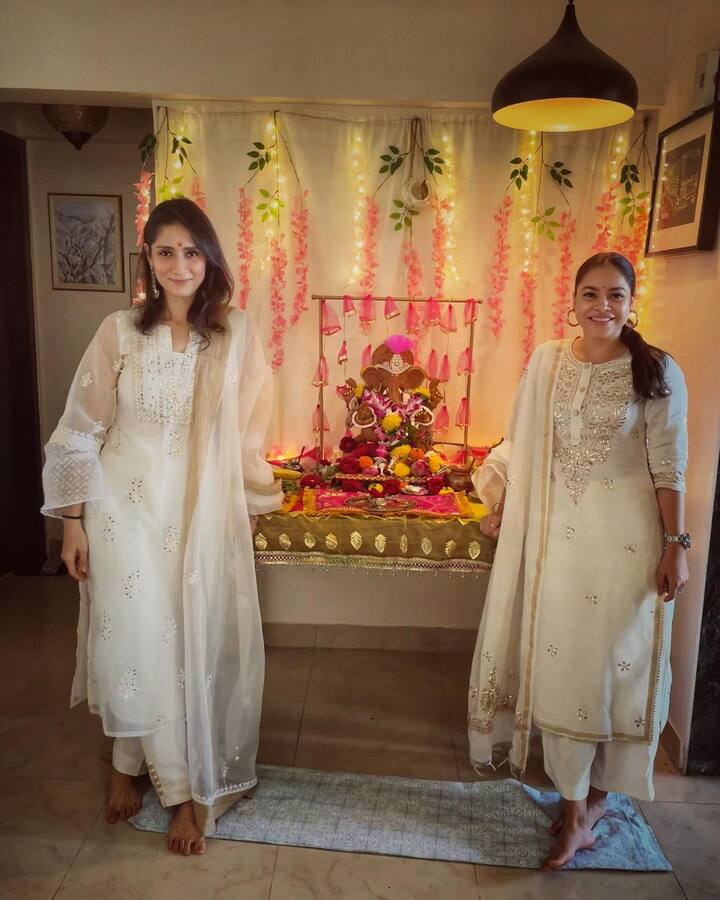 'द कपिल शर्मा शो' की एक्ट्रेस सुमोना चक्रवर्ती के घर भी गणपति बप्पा पधारे हैं. जिसकी तस्वीरें एक्ट्रेस ने ही अपने इंस्टाग्राम पर शेयर की हैं.
