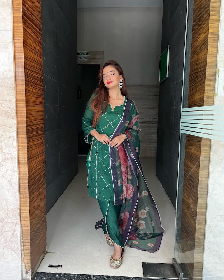 अनुष्का सेन कभी हॉट ड्रेस पहनकर बिजलियां गिराती हैं तो कभी ट्रेडिशनल आउटफिट पहनकर फैंस को घायल कर देती हैं.