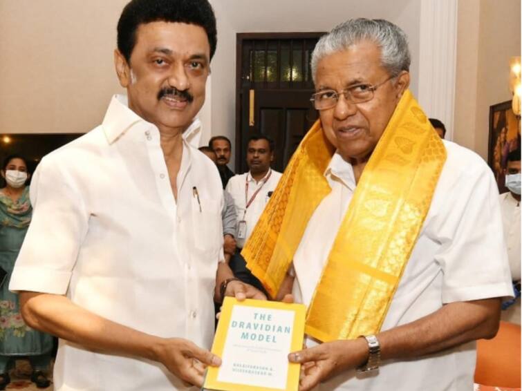 Tamil Nadu Chief Minister MK Stalin Meets Kerala CM Pinarayi Vijayan CM MK Stalin Meets Pinarayi: கேரள முதல்வருடன் முதல்வர் ஸ்டாலின் சந்திப்பு! பரிசாக 'திராவிட மாடல்' புத்தகம்!
