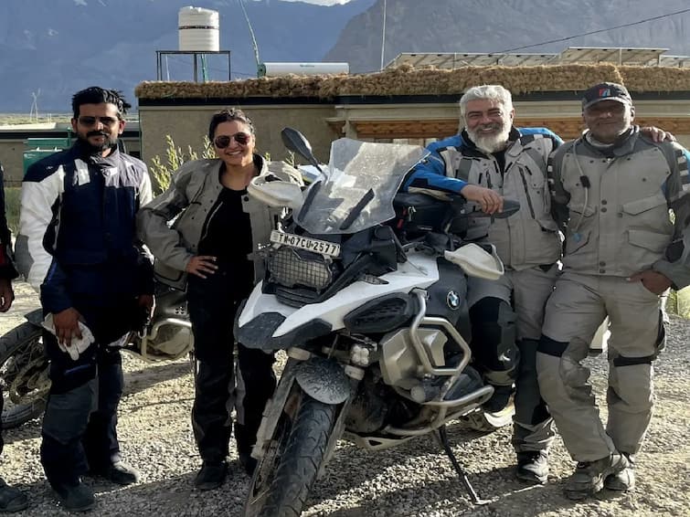 Ajithkumar made an adventure riding tour to Himalayas with his friends photos goes viral இமயமலை பைக் ரைடு! அஜித்துடன் கைகோத்த நடிகை மஞ்சு வாரியர்! வைரல் போட்டோஸ்!