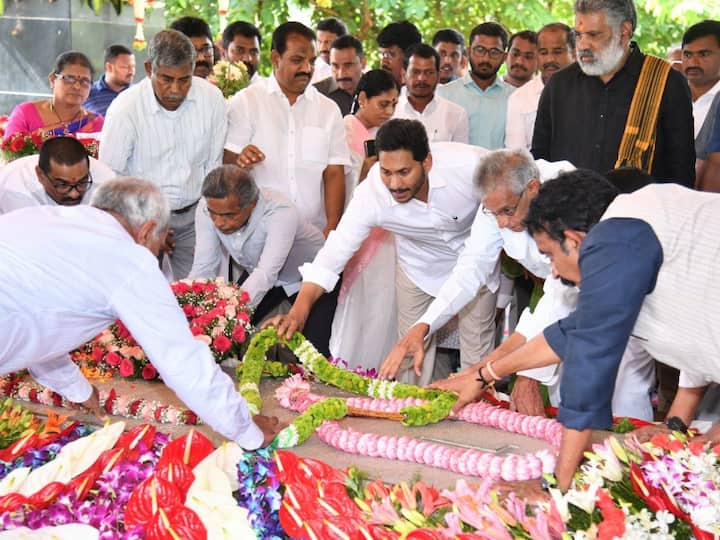 AP CM YS Jagan pays Tributes to Father YS Rajasekhar Reddy on his Death Anniversary YSR Death Anniversary: ఇడుపులపాయలో తండ్రి వైఎస్సార్‌కు సీఎం జగన్​ నివాళులు, భావోద్వేగంతో ట్వీట్