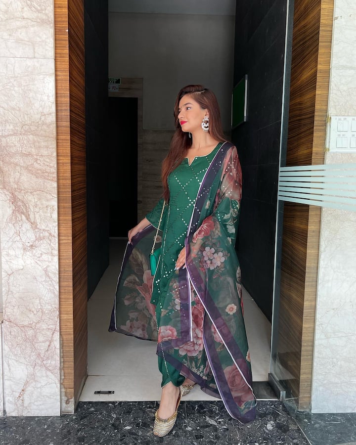 हाल ही में, एक बार फिर अनुष्का सेन ने ट्रेडिशनल लुक से सुर्खियां बटोर ली हैं. उन्होंने सूट में अपनी खूबसूरत तस्वीरें शेयर की हैं.