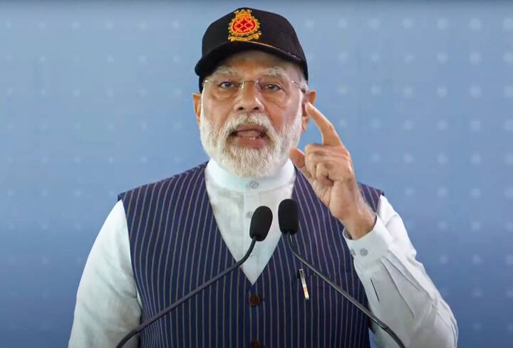 আইএনএস বিক্রান্ত কাজ শুরু করার ফলে এখন ভারতীয় নৌবাহিনীর হাতে দুটি কর্মক্ষম বিমানবাহী রণতরী রয়েছে। এই যুদ্ধজাহাজটি ২৬২ মিটার লম্বা। ছবি: পিটিআই