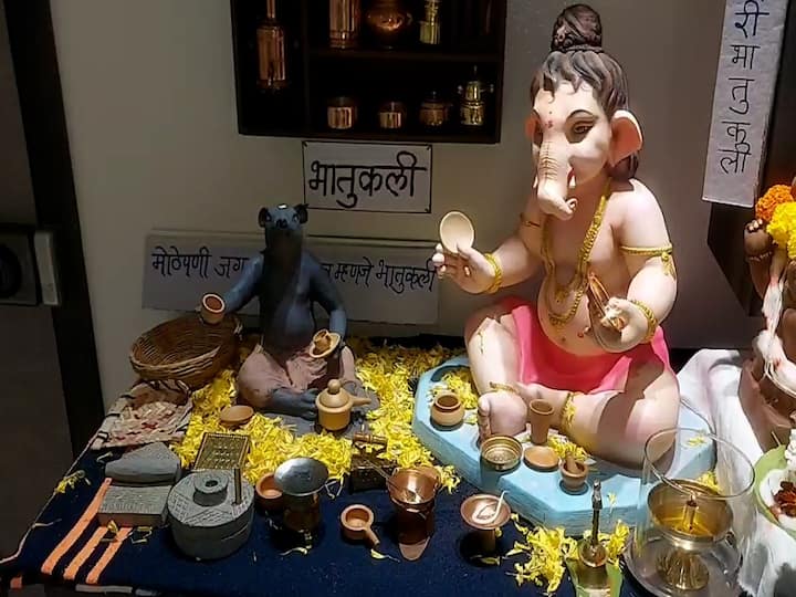 या देखाव्यासाठी पुंडलिक नरेकर यांच्यासह शारदा, सागर आणि संगिता नरेकर यांनी मेहनत घेतली असून प्रसिद्ध निवेदिका दिपाली केळकर यांच्या खेळ मांडियेला या पुस्तकातून प्रेरणा घेण्यात आली आहे.