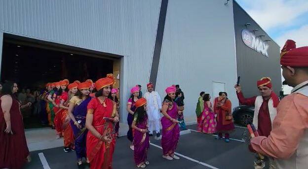 ते 16 तासांपेक्षा जास्त वेळ कलेचे सादरीकरण करणार आहेत.