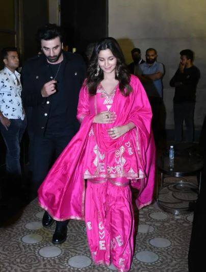 In Pics: Brahmastra को प्रमोट करने सुपर क्यूट अंदाज में पहुंची Alia Bhatt, शो किया अपना Baby On Board...