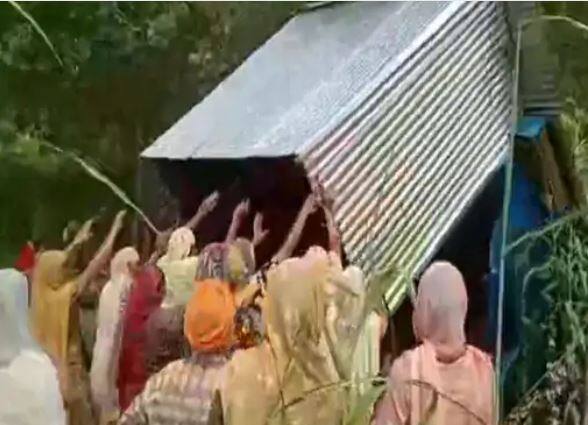 Women broken the Liquor Shop Theka ,said - we will not allow the Theka liquor store to be opened in the village ਸ਼ਰਾਬ ਦਾ ਠੇਕਾ ਖੋਲ੍ਹਣ ਦਾ ਵਿਰੋਧ , ਮਹਿਲਾਵਾਂ ਨੇ ਪੁੱਟ ਕੇ ਸੁੱਟਿਆ ਸ਼ਰਾਬ ਦਾ ਖੋਖਾ , ਕਿਹਾ - ਪਿੰਡ 'ਚ ਨਹੀਂ ਖੁੱਲ੍ਹਣ ਦੇਵਾਂਗੇ ਠੇਕਾ