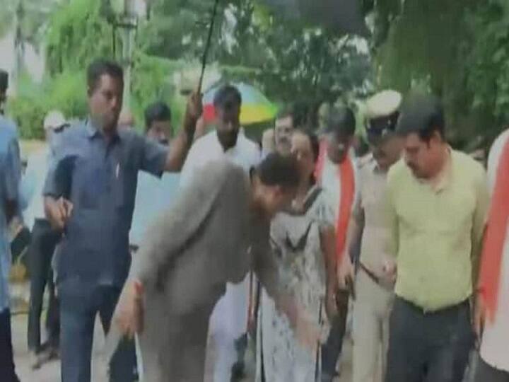 BJP MLA gets woman detained for asking questions months after his daughter misbehaved with cops கேள்வி எழுப்பிய பெண்...மோசமாக நடந்து கொண்ட பாஜக எம்எல்ஏ...தொடரும் விஐபி கலாசாரம்..!