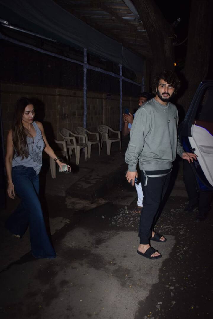 अर्जुन और मलाइका इस दौरान बिल्‍कुल कैजुअल लुक में दिखाई दिए और दोनों में से कोई भी पोज देने के मूड में नहीं लगे.