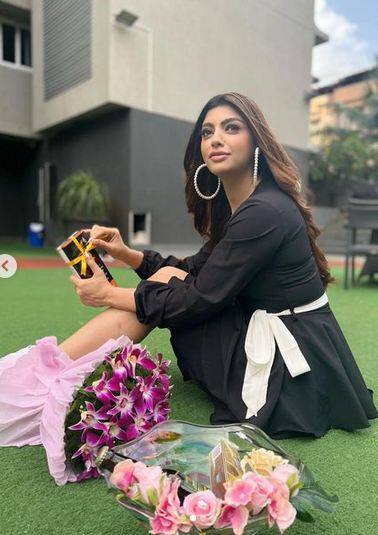 ਇਸ ਦੌਰਾਨ ਆਕਾਂਕਸ਼ਾ ਪੁਰੀ ਨੇ ਆਪਣੀਆਂ ਕੁਝ ਤਸਵੀਰਾਂ ਇੰਸਟਾਗ੍ਰਾਮ 'ਤੇ ਸ਼ੇਅਰ ਕੀਤੀਆਂ ਹਨ। ਇਨ੍ਹਾਂ ਤਸਵੀਰਾਂ 'ਚ ਆਕਾਂਕਸ਼ਾ ਬਲੈਕ ਆਊਟਫਿਟ 'ਚ ਨਜ਼ਰ ਆ ਰਹੀ ਹੈ, ਜਿਸ 'ਚ ਉਹ ਕਾਫੀ ਗਲੈਮਰਸ ਲੱਗ ਰਹੀ ਹੈ।