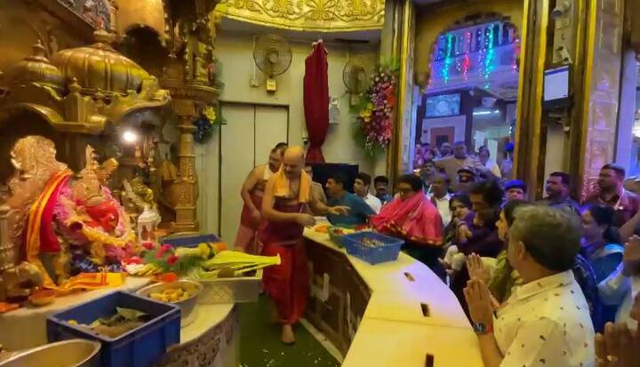 यावेळी सिद्धीविनायक संस्थानकडून राज ठाकरेंचा सत्कार करण्यात आला